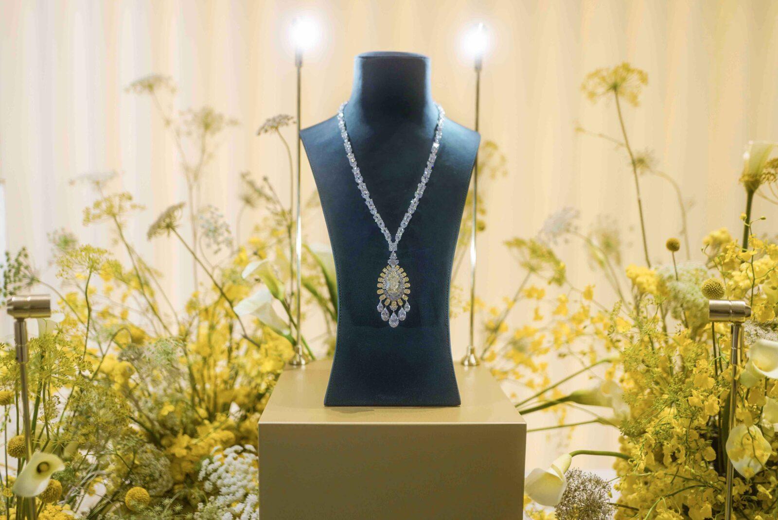 Collier haute joaillerie Graff Poire Fancy Intense Yellow, diamants jaunes et blancs ovales © Graff