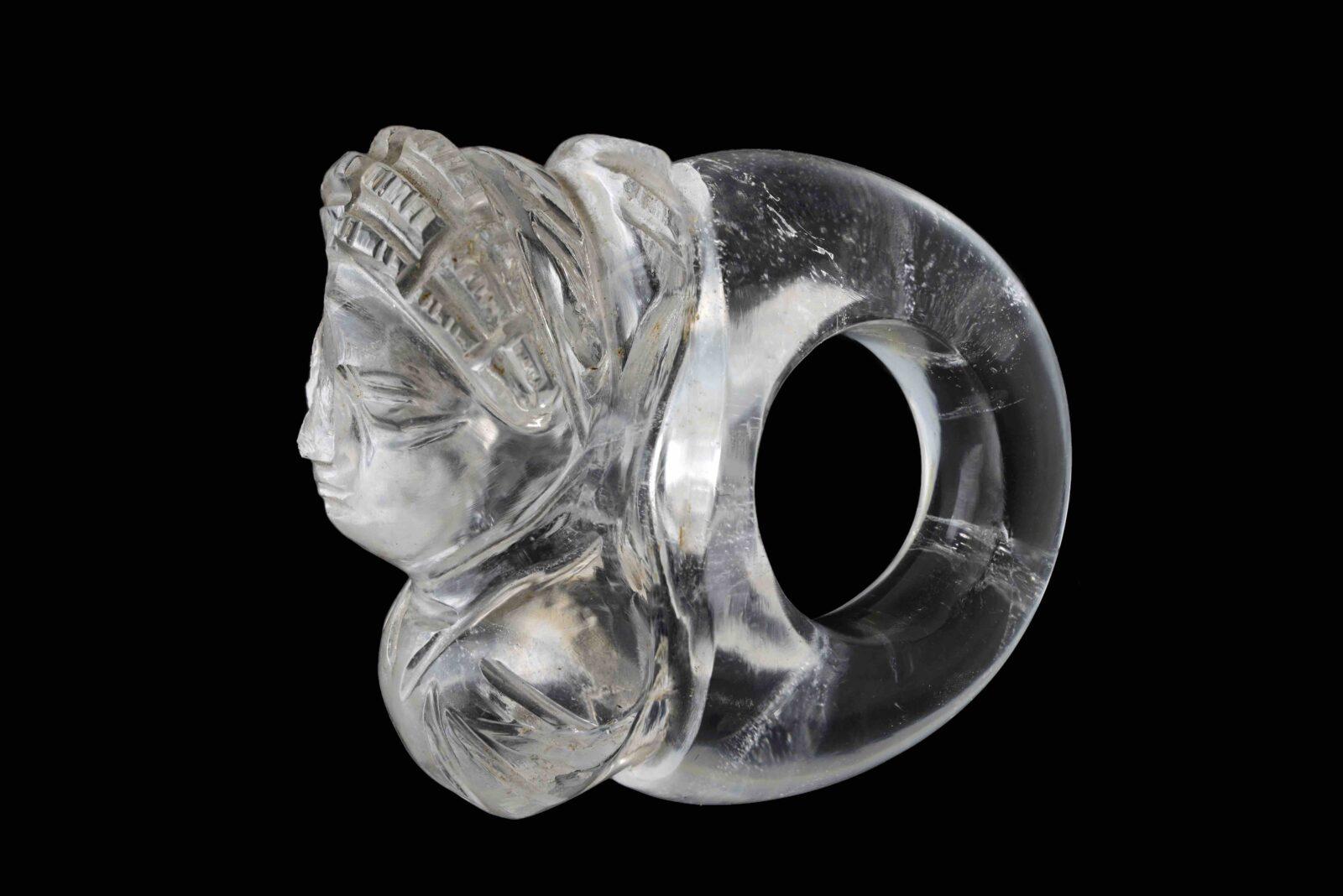 Anneau à buste féminin IIe siècle Quartz Saint-Rémy-De-Provence , Hôtel de Sade - Centre des monuments nationaux © Gérard Bonnet / CMN