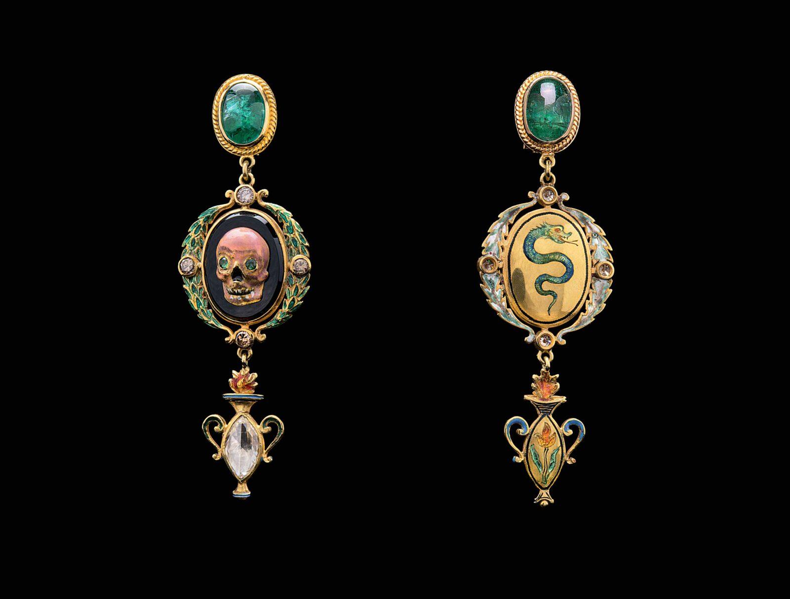 Boucles d’oreilles en or jaune 18 carats et émail serties d’émeraudes et de diamants, vers 1980. © Codognato