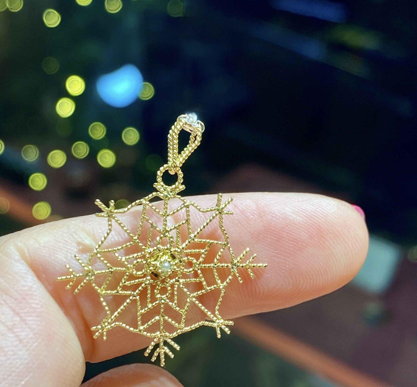 Flocon de Neige en or par Caterina Murino © Esprit Joaillerie