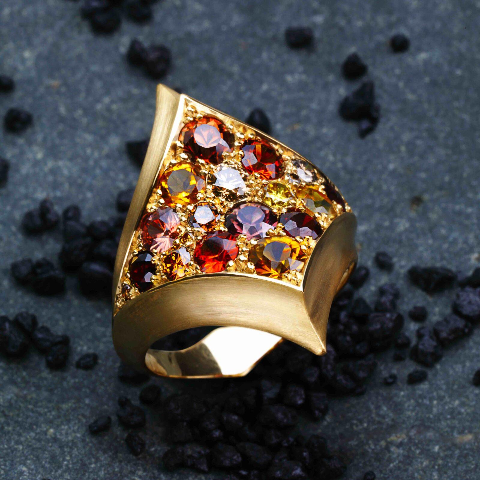 Bague Shield Automne Or Recyclé 18k, Zircons, Diamants Bruns, Grenats, Citrines - Patrice Maurein © Capucine H