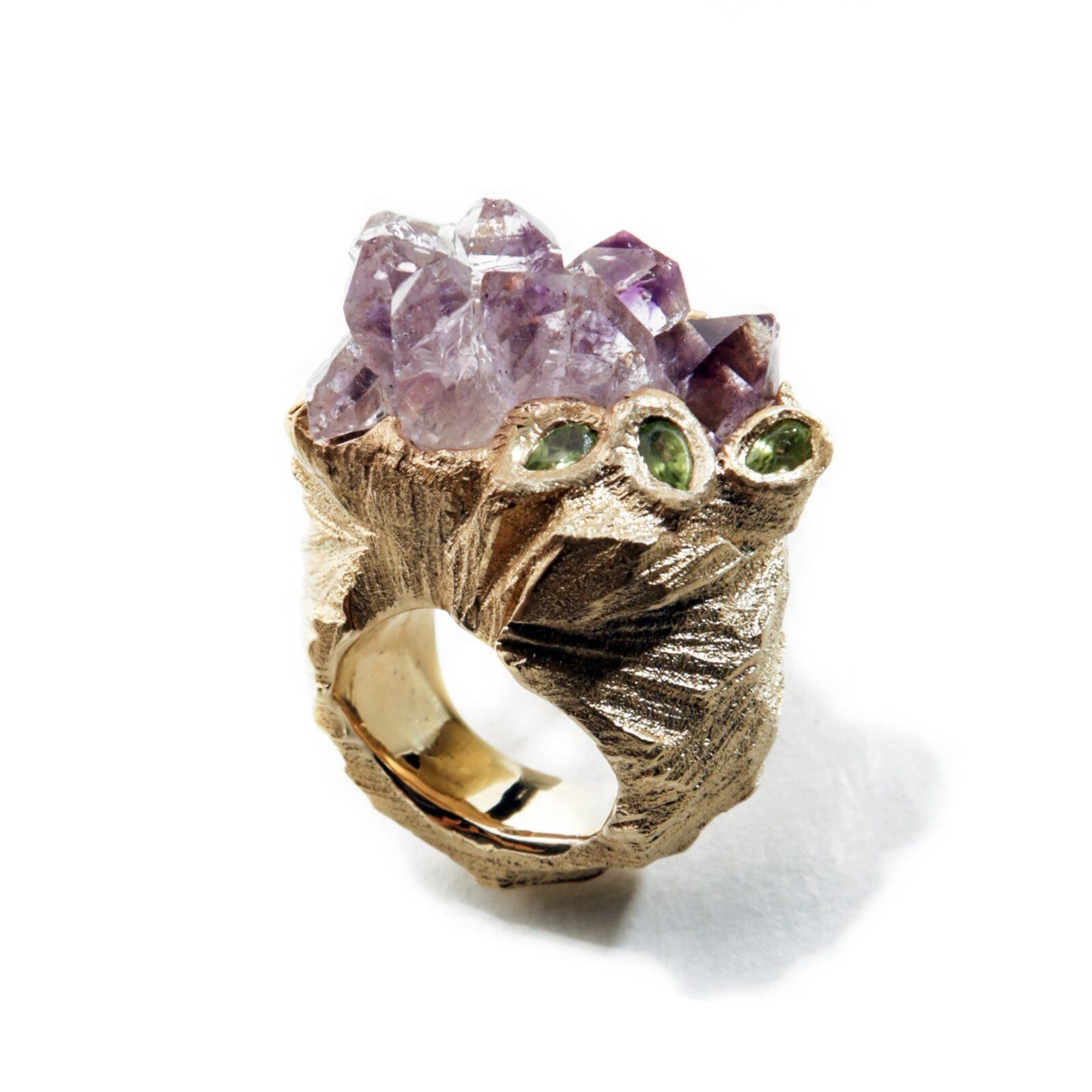 Bague Eclosion Cristaux d’Améthyste, Péridots, Vermeil, © GASTON BIJOUX