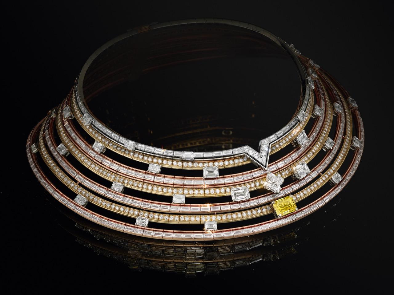 Laurasia Collier or jaune, or rose et platine, 1 diamant jaune taille émeraude de 5,02 carats E IF, 1 diamant LV Monogram Fleur de 3,11 carats D IF et diamants. © Laziz Hamani / Louis Vuitton