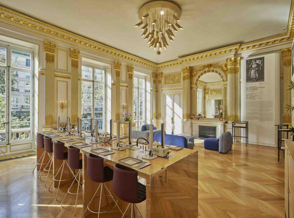 Hôtel de Mercy-Argenteau, salon d'or et atelier de gemmologie. Photo L'École des Arts Joailliers – Benjamin Chelly