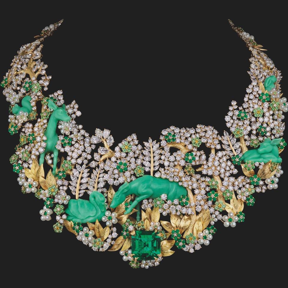 Collier Diorama, or jaune, or blanc, diamants, émeraudes, saphirs jaunes, grenats tsavorites, perles de culture blanches et chrysoprase, émeraude de Colombie de centre 16.16 carats taille émeraude © Dior Joaillerie