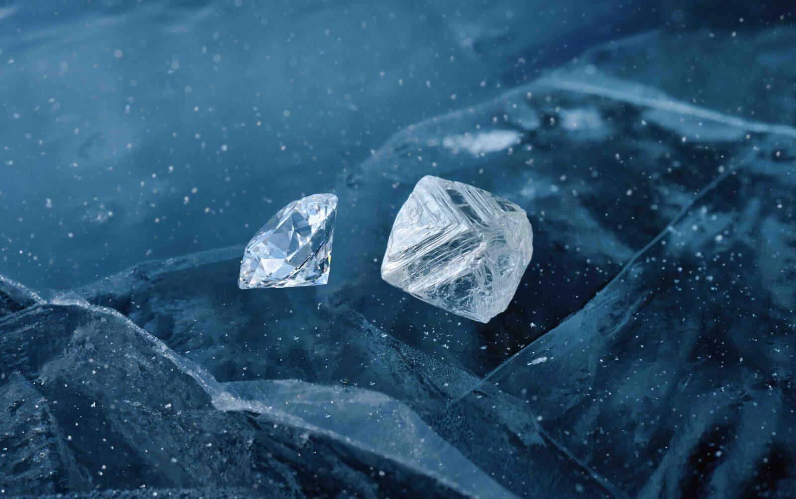 Diamant rond taille brillant de 33 carats et un diamant brut. credit NDC