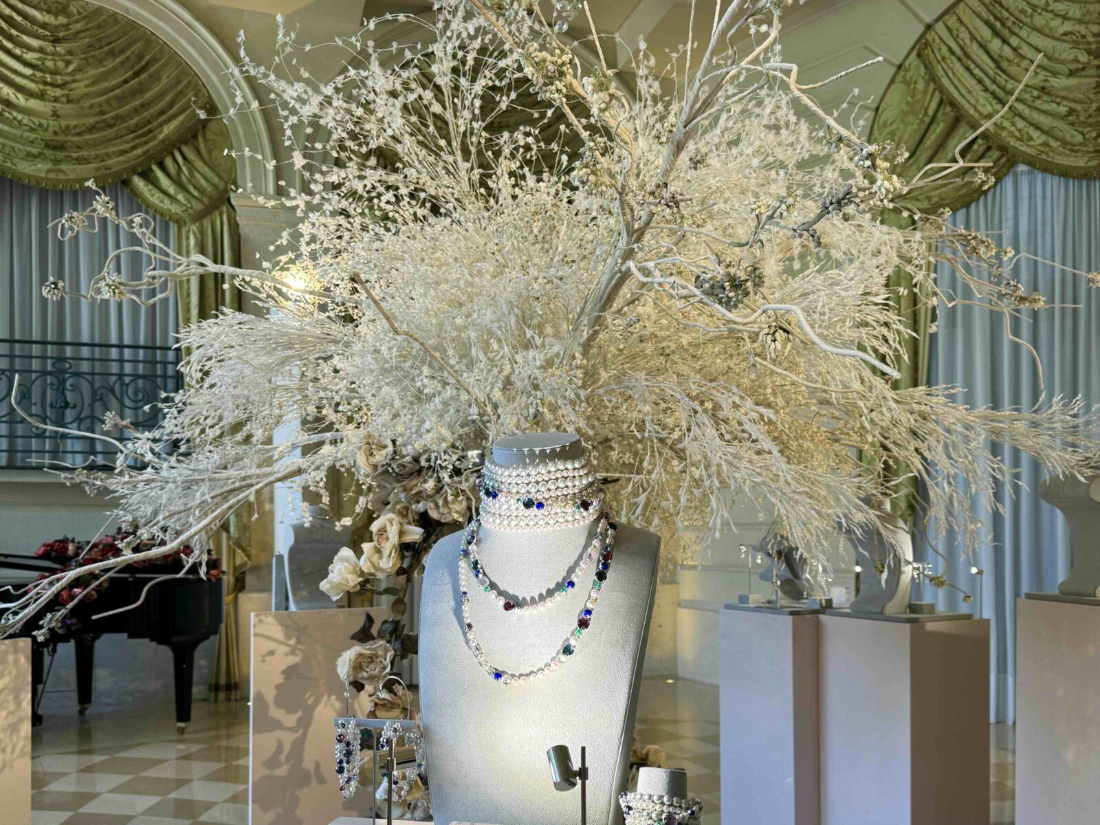 Parure Tasaki Harmonie Or blanc, Perles Akoya, Diamants, Pierres de couleur © Esprit Joaillerie