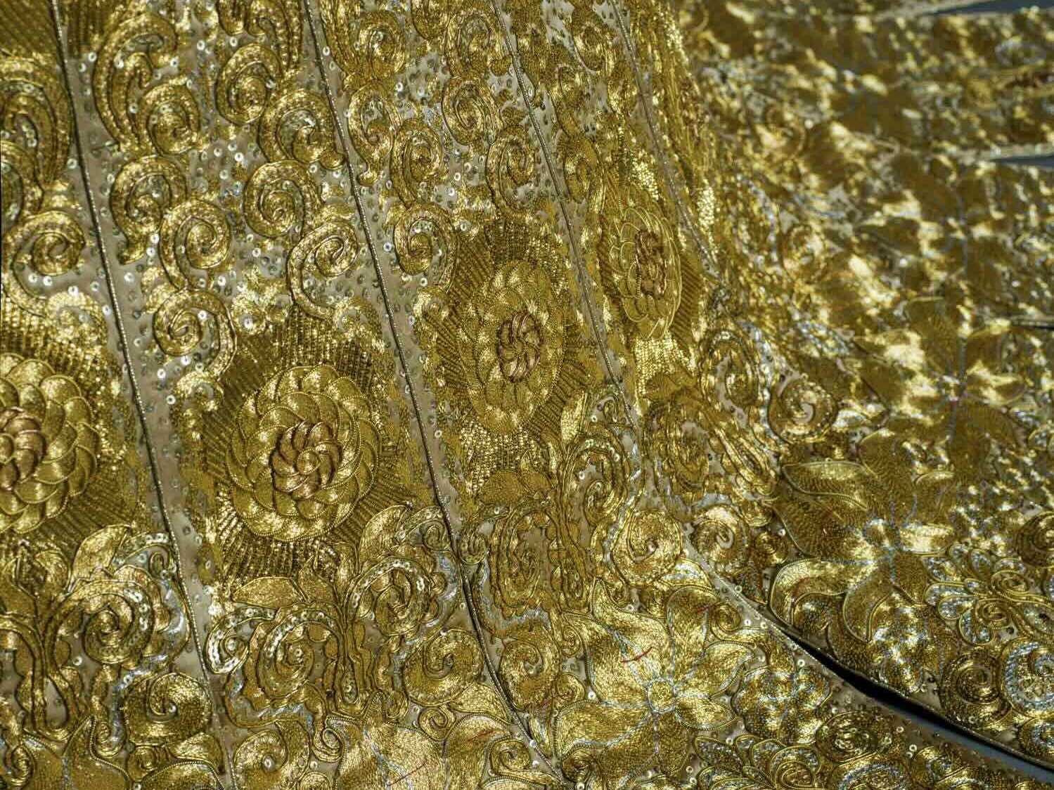 Au fil de l’or. L’art de se vêtir de l’Orient au Soleil-Levant. Reproductions miniatures de la robe originale Magnificent Gold (Da Jin) © Guo Pei, Chine