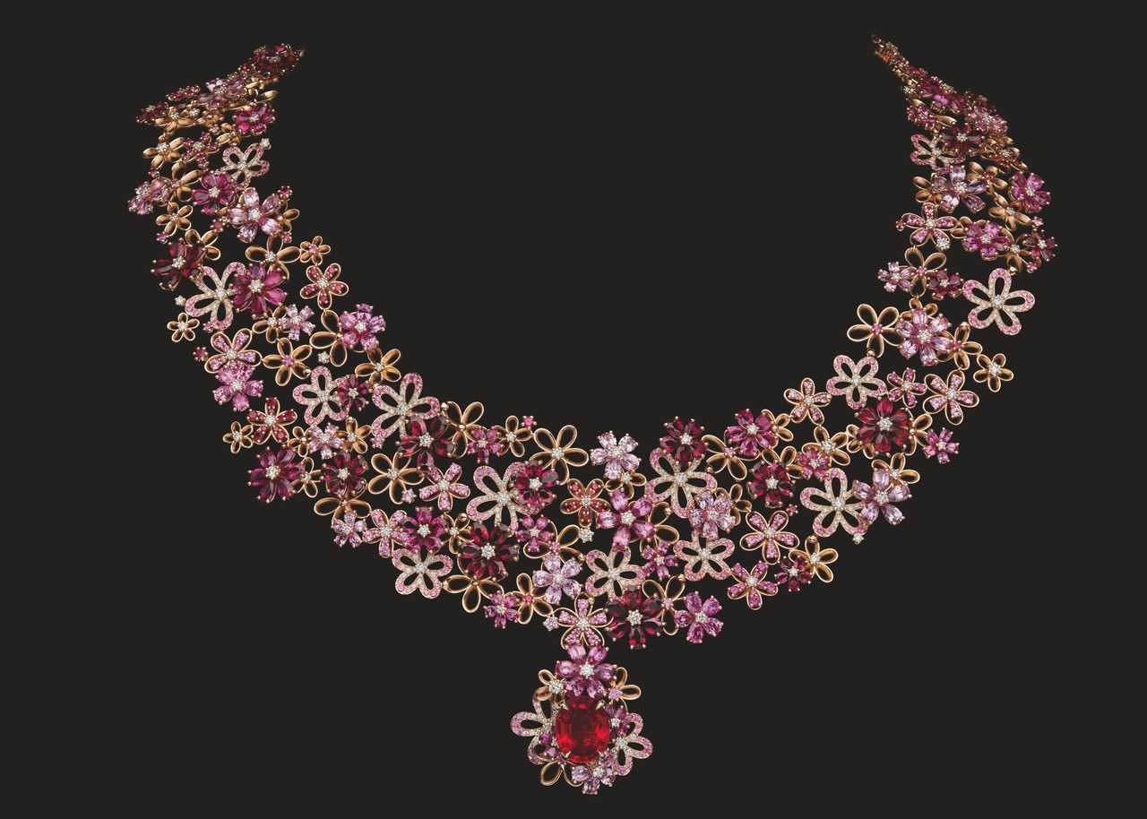 Collier Dior Milly Dentelle en or rose, diamants, saphirs roses, rubis rouges et roses. ©Dior Joaillerie