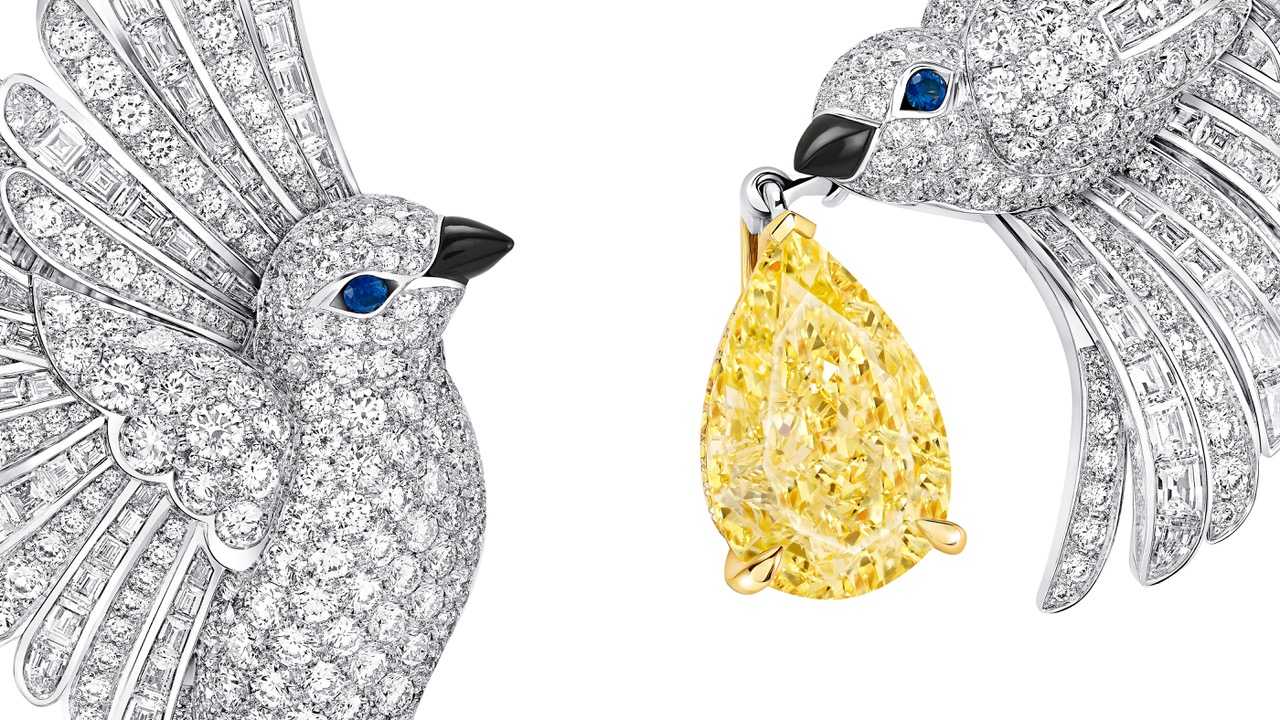 Graff 13.51 carat Fancy Intense Yellow Pear Shape Diamond Necklace with White Baguette and Round Diamonds, set in White and Yellow Gold (125 carats total) © Graff