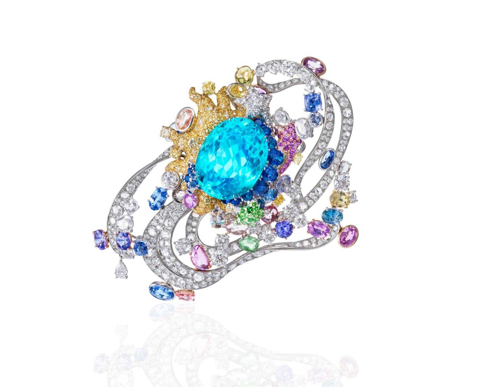 Broche Côté Céleste en or jaune 18 carats et titane, tourmaline Paraiba, diamants, diamants jaunes, gris et blancs, saphirs, saphirs de couleurs, saphirs roses et violets et grenat tsavorite © Anna Hu Haute Joaillerie