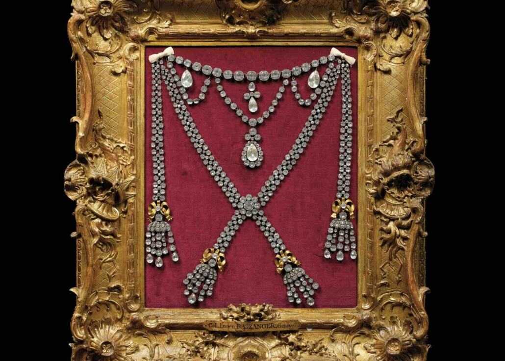 Reproduction du fameux collier de la Reine. Fin XIXe-début XX siècle D'après le modèle créé par les bijoutiers Böhmer et Bassenge pour la reine Marie-Antoinette En alliages d'argent et métal, serti de pierres d'imitation sur paillon, monté 