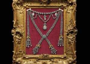Reproduction du fameux collier de la Reine. Fin XIXe-début XX siècle D'après le modèle créé par les bijoutiers Böhmer et Bassenge pour la reine Marie-Antoinette En alliages d'argent et métal, serti de pierres d'imitation sur paillon, monté "en esclavage" © ARTCURIAL