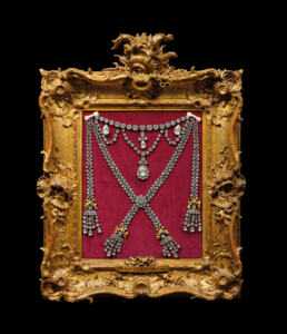 Reproduction du fameux collier de la Reine. Fin XIXe-début XX siècle D'après le modèle créé par les bijoutiers Böhmer et Bassenge pour la reine Marie-Antoinette En alliages d'argent et métal, serti de pierres d'imitation sur paillon, monté "en esclavage" © ARTCURIAL