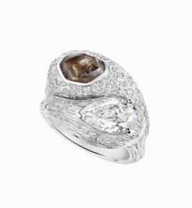 Camelthorn Resilience Ring © DE BEERS