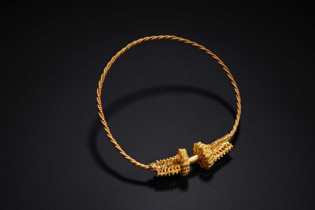 Réplique du torque © L’École des Arts Joailliers – Photo : Benjamin Chelly