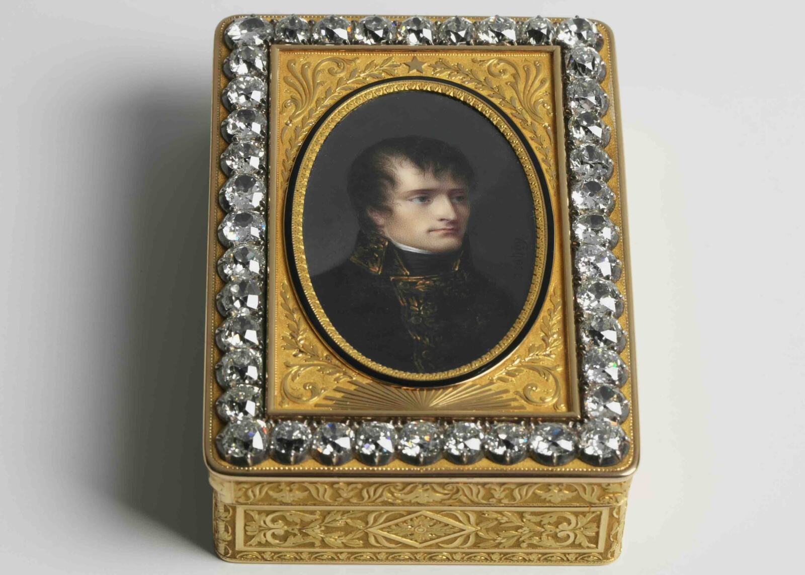 Tabatière de présentation avec portrait du Premier Consul Napoléon Bonaparte Joseph-Étienne Blerzy et Etienne-Lucien Blerzy (orfèvres) Jean-Baptiste Isabey (miniaturiste) Paris, 1799-1804 Or, diamants, ivoire peint, verre 2.8 x 8.8 x 6.2 ©Musée Collection des Arts - David et Mikhail Iakobachvili