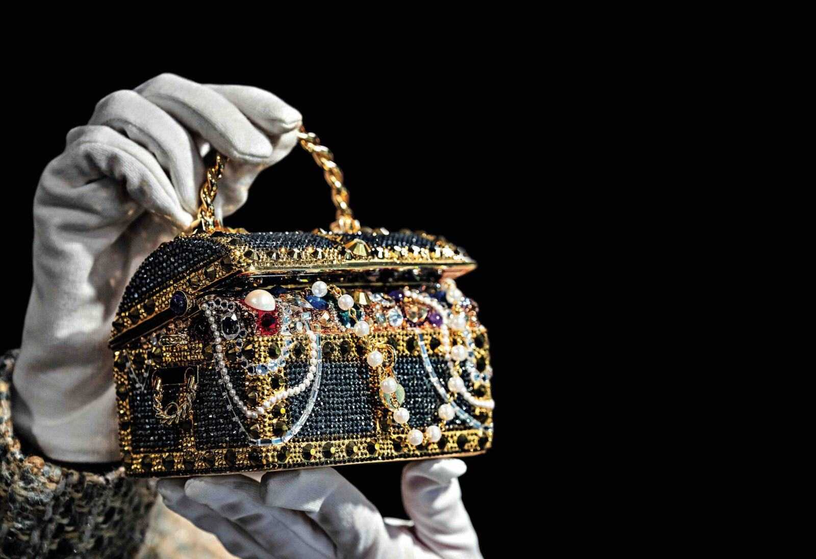 Pochette dorée « Sunken Treasure Chest » de Judith Leiber, 2022. © Guy Bell/Alamy Live News