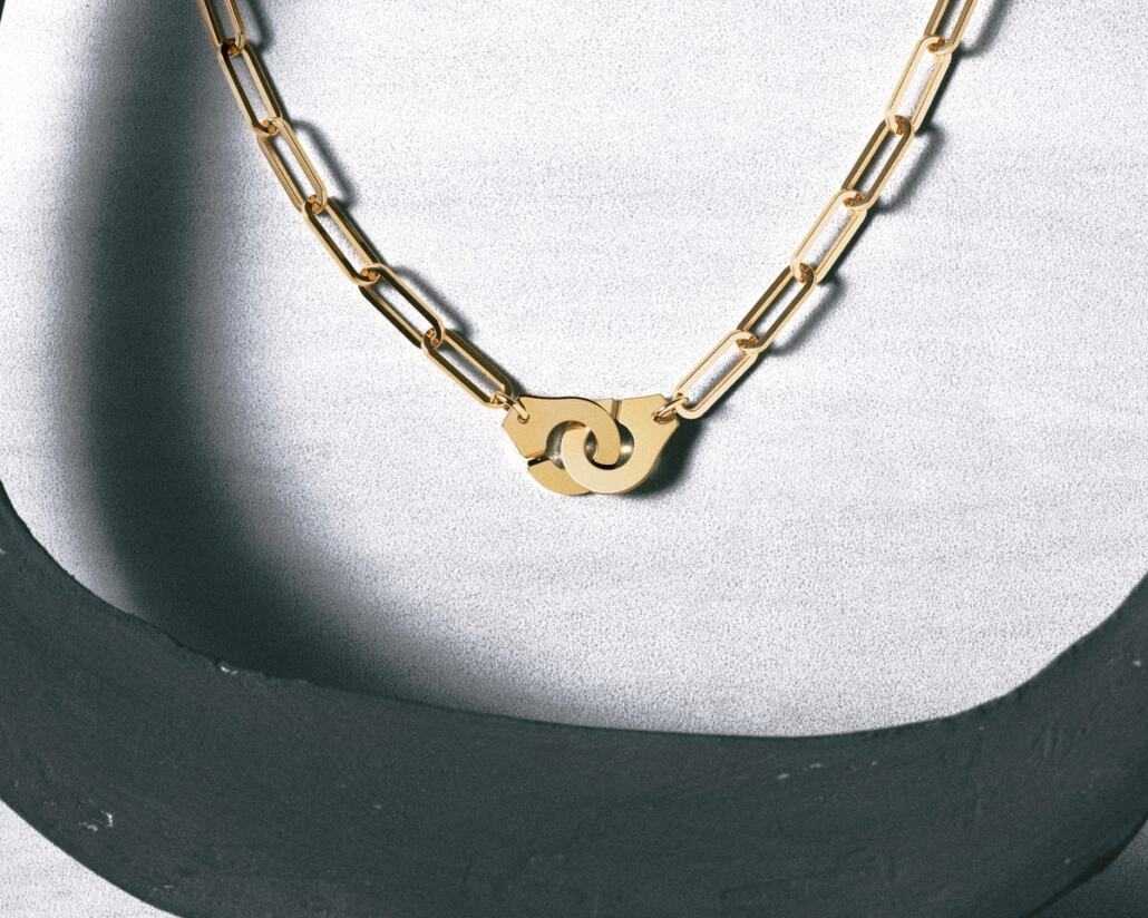 DINH VAN Collier Menottes dinh van or jaune. © CHRISTIE'S IMAGES LTD. 2024