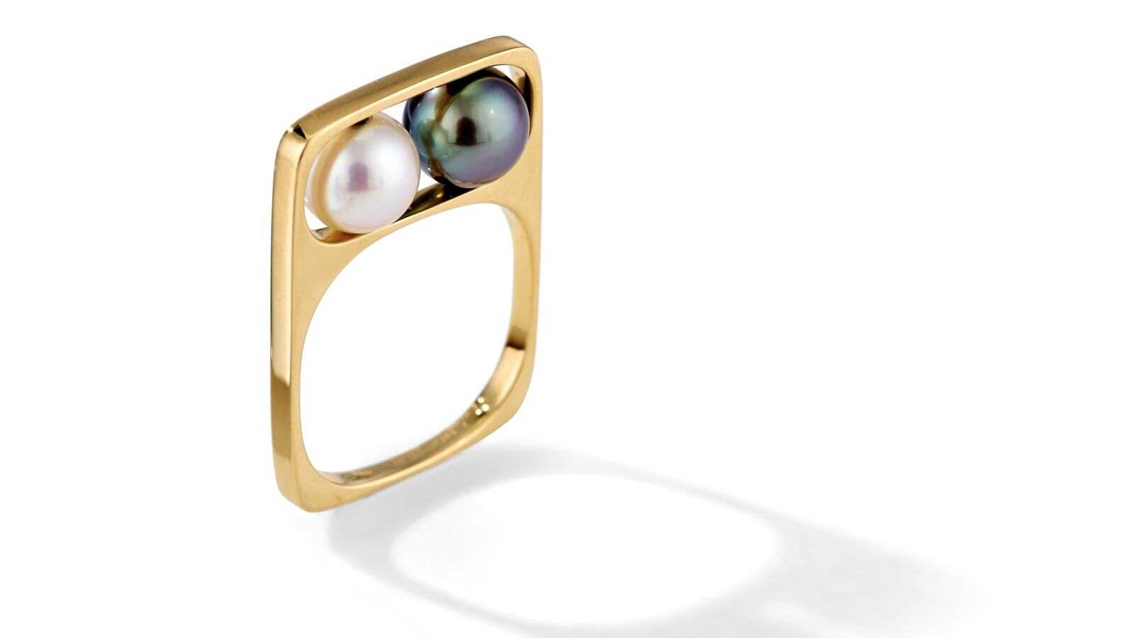 Bague Deux Perles, en or et perles, en collaboration avec le designer Pierre Cardin, septembre 1967. Archive dinh van © FLAMMARION