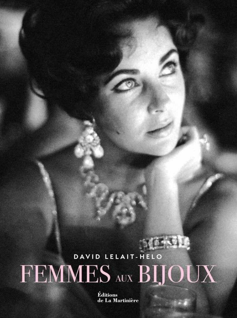 Dans Femmes aux Bijoux, publié aux Éditions de La Martinière, quinze destins se dessinent à travers les pierres qui les ont accompagnés, consolés ou parfois trahis. L’ouvrage ouvre des écrins aussi somptueux que douloureux, où l’éclat des gemmes reflète les blessures de l’existence.