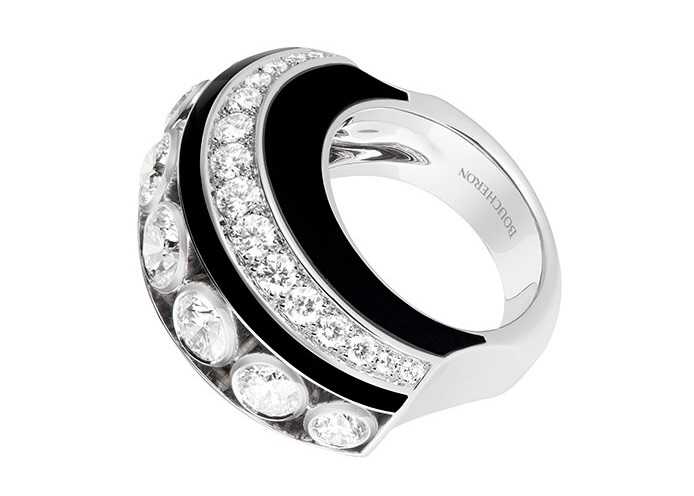 Bague sertie d'un diamant rond D VVS2 de 0,60 ct, pavée de diamants et d'onyx, avec laque noire, sur or blanc © BOUCHERON