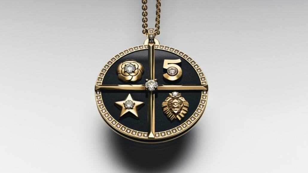 Médaille SYMBOLES en or jaune 18 carats, jade noir, diamants. © CHANEL