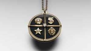 Médaille SYMBOLES en or jaune 18 carats, jade noir, diamants. © CHANEL