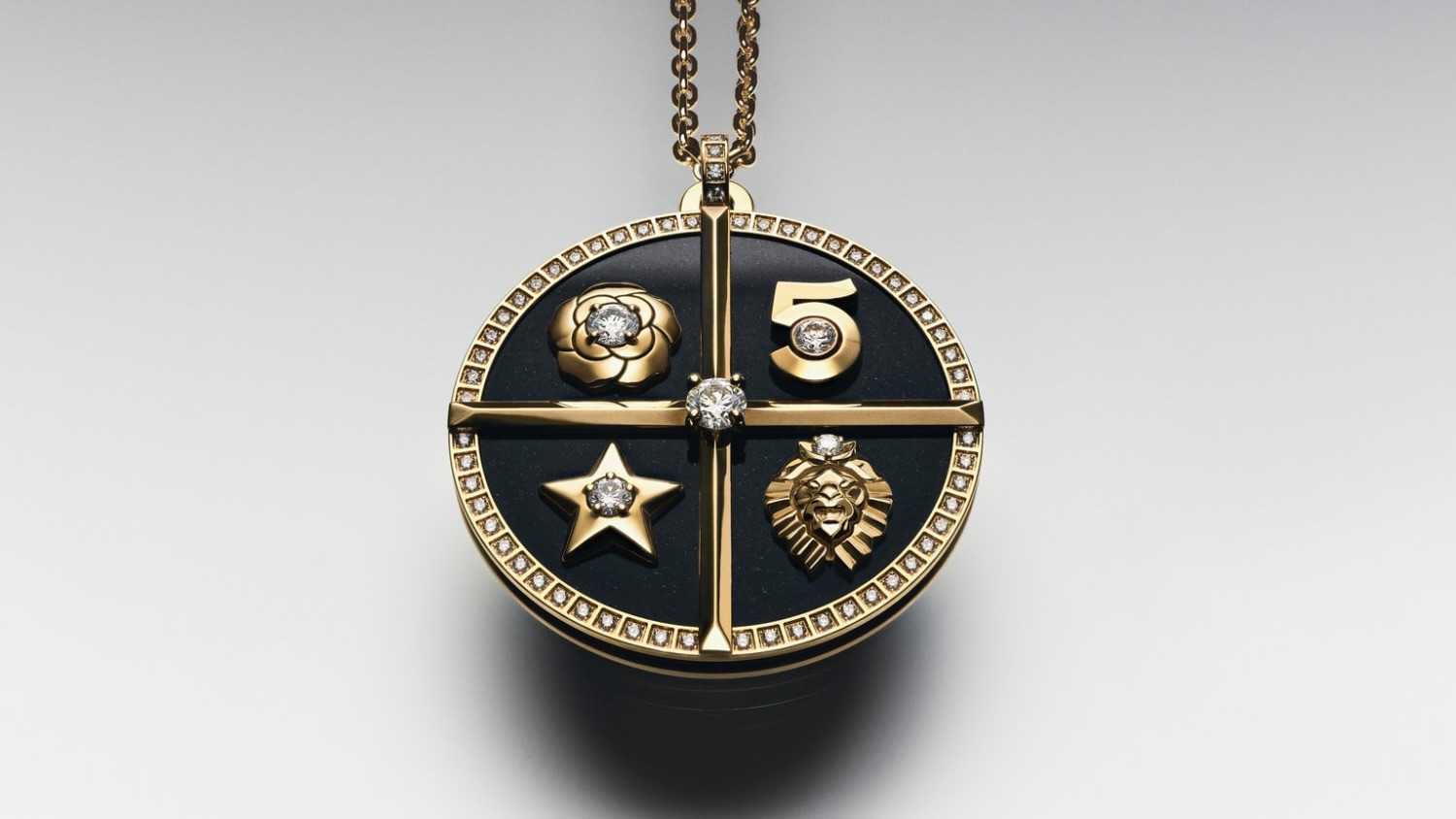 Médaille SYMBOLES en or jaune 18 carats, jade noir, diamants. © CHANEL