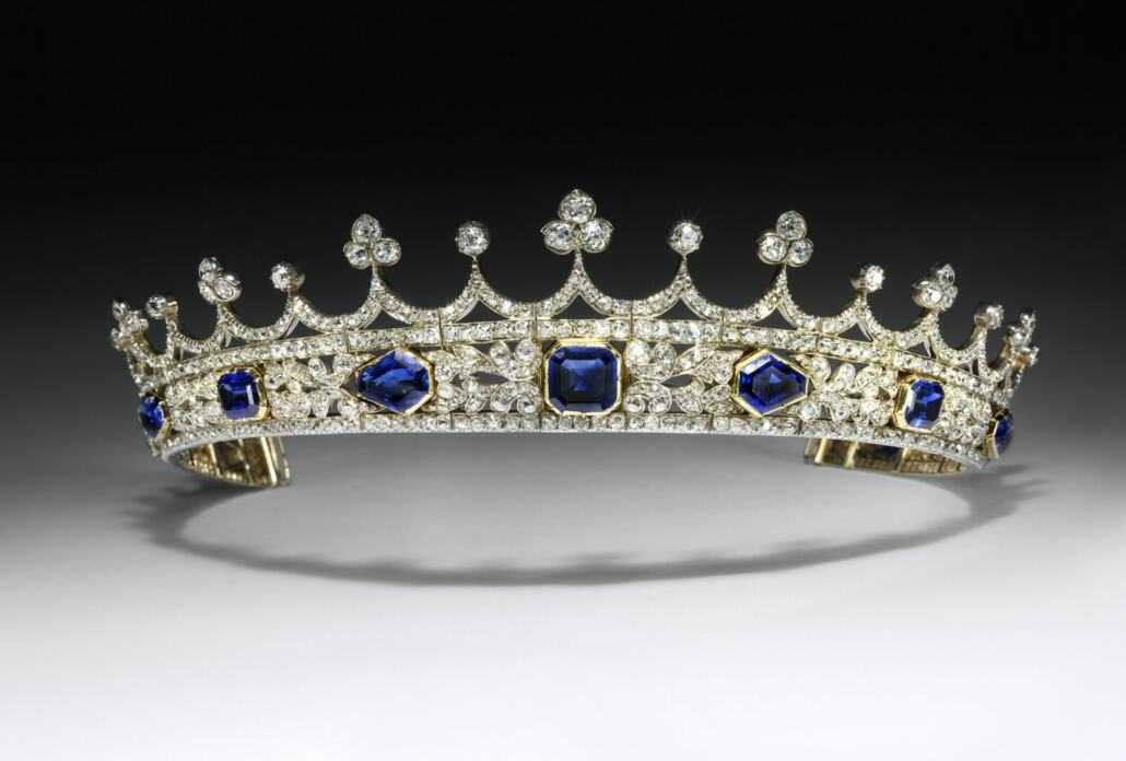 Couronnette de la reine Victoria Londres, 1840-42 Dessinée par le Prince Albert ; réalisée par Kitching & Abud Saphirs, diamants, or et argent Victoria and Albert Museum, M.20:1-2017 Acquis grâce à la générosité de William et Judith, Douglas et James Bollinger, oTert à la Nation et au Commonwealth ©Victoria and Albert Museum, London