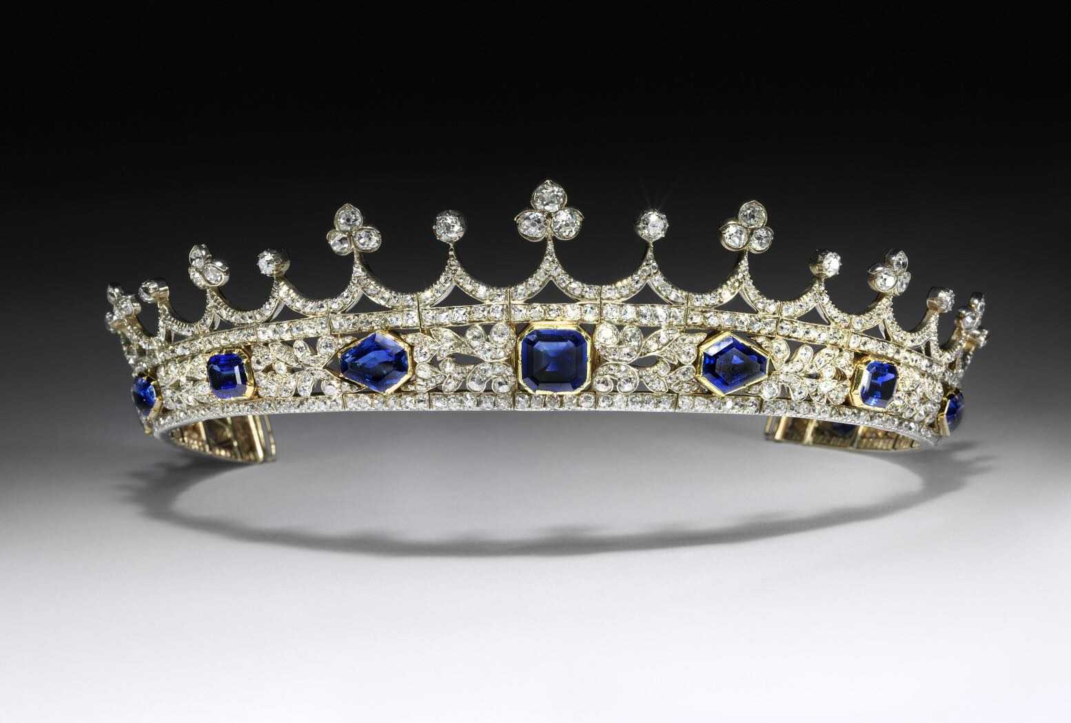 Couronnette de la reine Victoria Londres, 1840-42 Dessinée par le Prince Albert ; réalisée par Kitching & Abud Saphirs, diamants, or et argent Victoria and Albert Museum, M.20:1-2017 Acquis grâce à la générosité de William et Judith, Douglas et James Bollinger, oTert à la Nation et au Commonwealth ©Victoria and Albert Museum, London