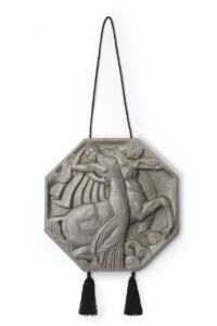 Raymond Delamarre(1890-1986) Médaillon Persée et Andromède 1926-1929 Plâtre argenté, modèle réalisé d’après les bas‑reliefs du hall d’entrée du pavillon de la Société des artistes décorateurs Une ambassade française à l’Exposition internationale de Paris, 1925 © Les Arts Décoratifs / Christophe Dellière