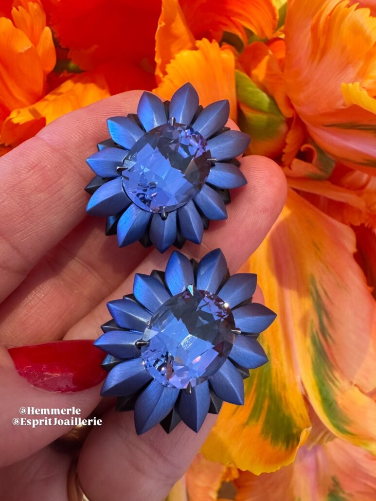 Clips d'Oreilles titane bleu et tanzanite de HEMMERLE © ESPRIT JOAILLERIE