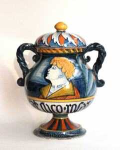 Carré Rive GaucheGalerie JM Béalu et Fils Vase Castelli Vase à deux anses torsadées en majolique de Castelli. Atelier d'Orazio Pompéi, vers 1550-1560, XVIe siècle Hauteur 28 cm Provenance : Ancienne collection Bernard © Galerie Béalu et Fils 