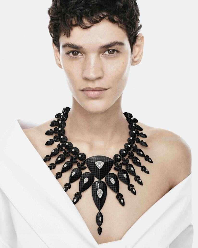 Grand collier serti d’un diamant troïdia et onyx pavé de diamants, sur or blanc. Boucheron Human Being