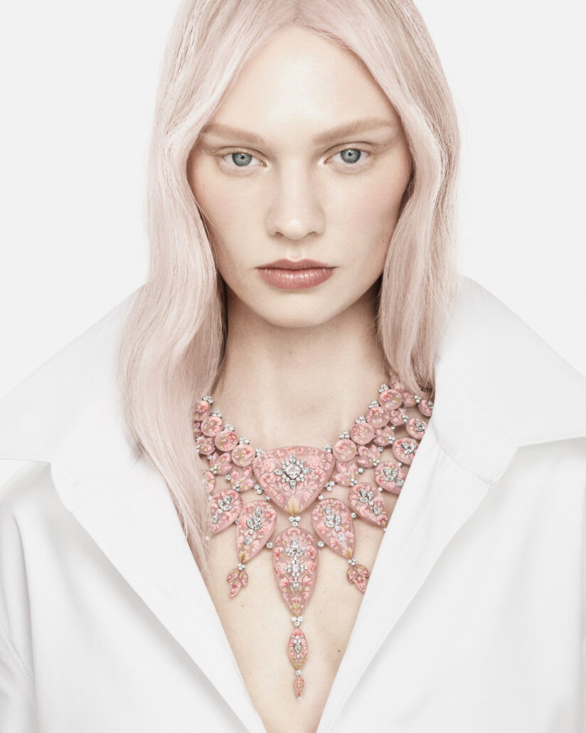 Grand collier serti d’un diamant coussin, de quartz roses pavé de diamants, sur or rose, or blanc et platine.