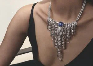 Collier imprimé lion en or blanc, or rose, diamants et saphir Saphir taille octogonale de 20,66 cts, Diamant DFL taille triangle à pans coupés de 3,03 cts © CHANEL