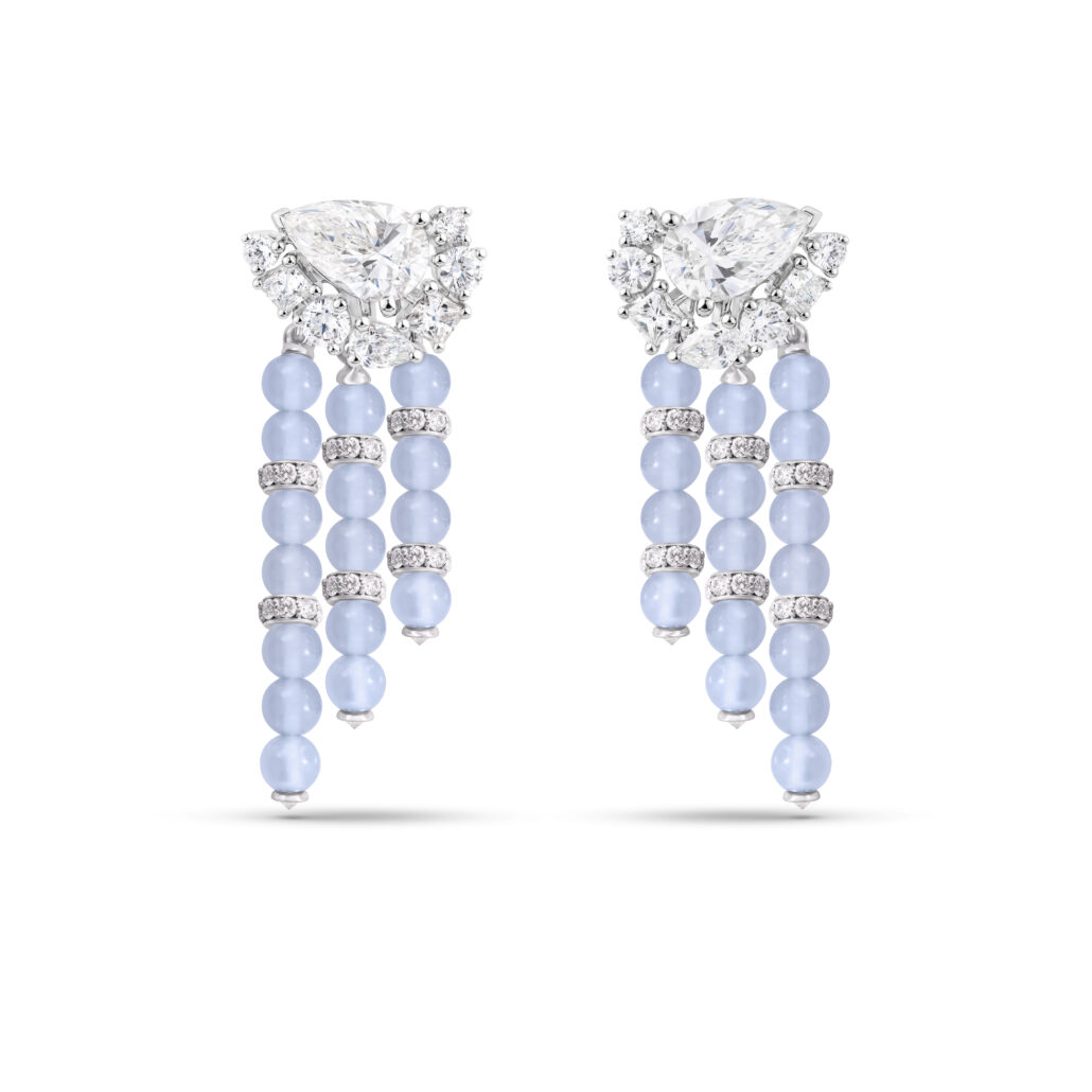 Boucles d’oreilles transformables Cascade en or blanc 18 carats, serties d’un diamant poire E VVS1 de 1,51 carat et d’un diamant poire F VVS1 de 1,51 carat, de diamants taille brillant, princesse et poire, et ornées de perles de calcédoine. Collection Vibrations by De Beers London.