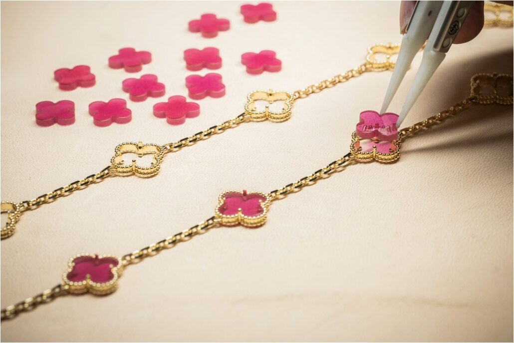 VAN CLEEF & ARPELS ALHAMBRA, LE TRÈFLE SE RÉVÈLE EN ÉMAIL ROSE