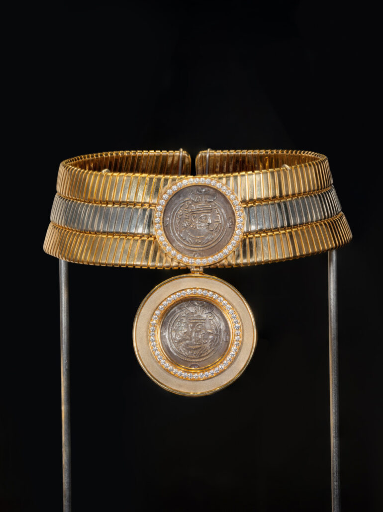 Collier tubogaz en or jaune, or blanc, et or rose orné d'une pièce de monnaie antique. Collier Monete de la maison BVlgari