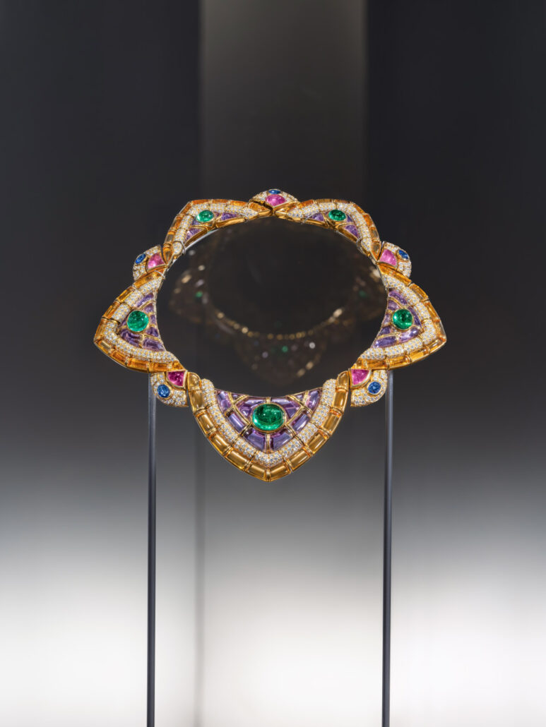 Collier orné de cabochons d'émeraudes, de rubis, de diamants et d'améthyste de la maison Bvlgari