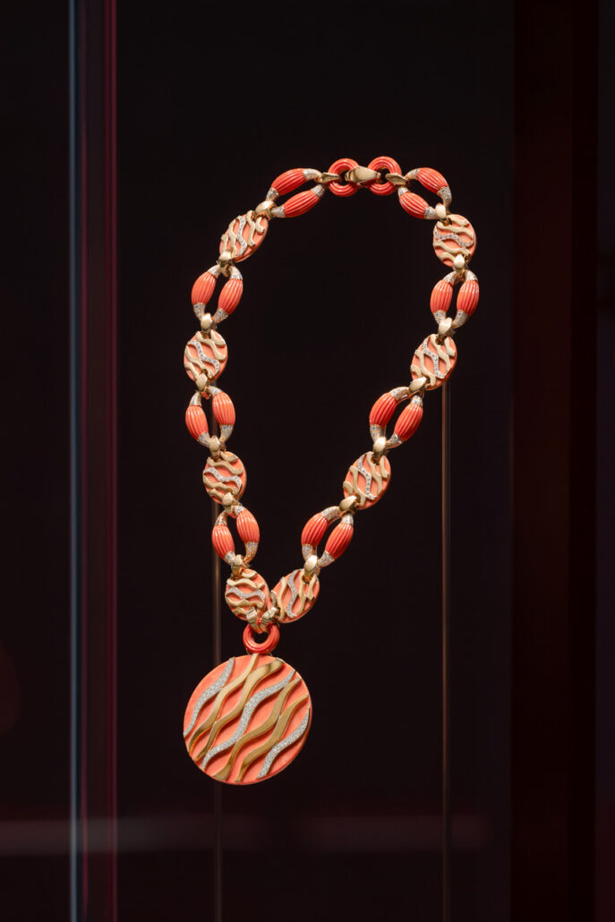 Collier sautoir en jaune, corail, onyx de la maison Bvlgari