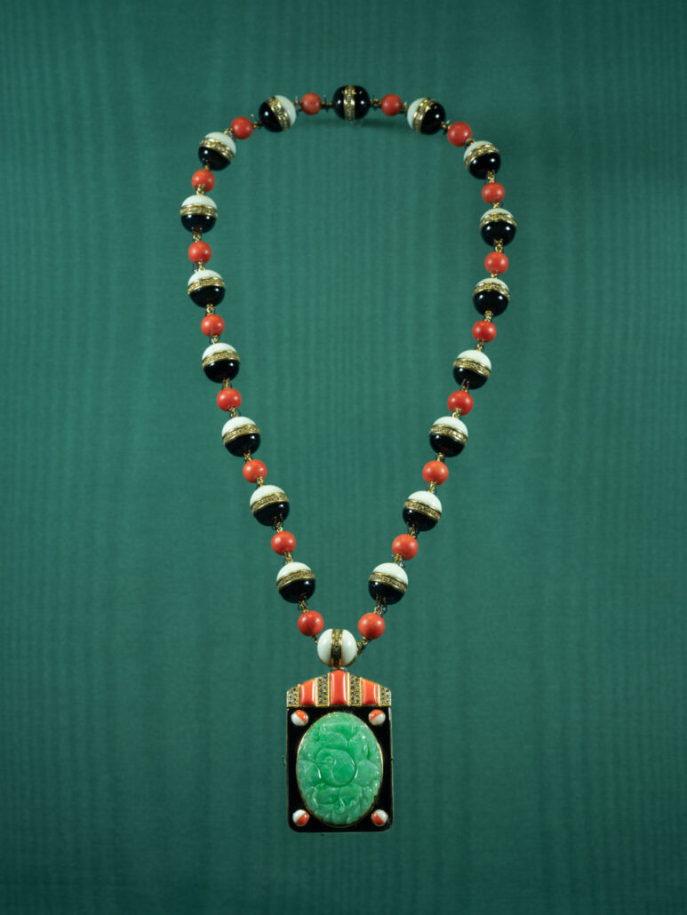 Collier sautoir en jaune, Jade, corail, onyx de la maison Bvlgari