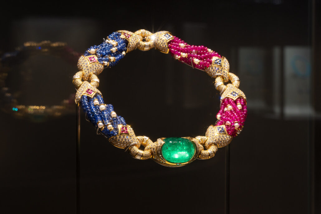 Collier cabochon émeraude, saphirs et diamants