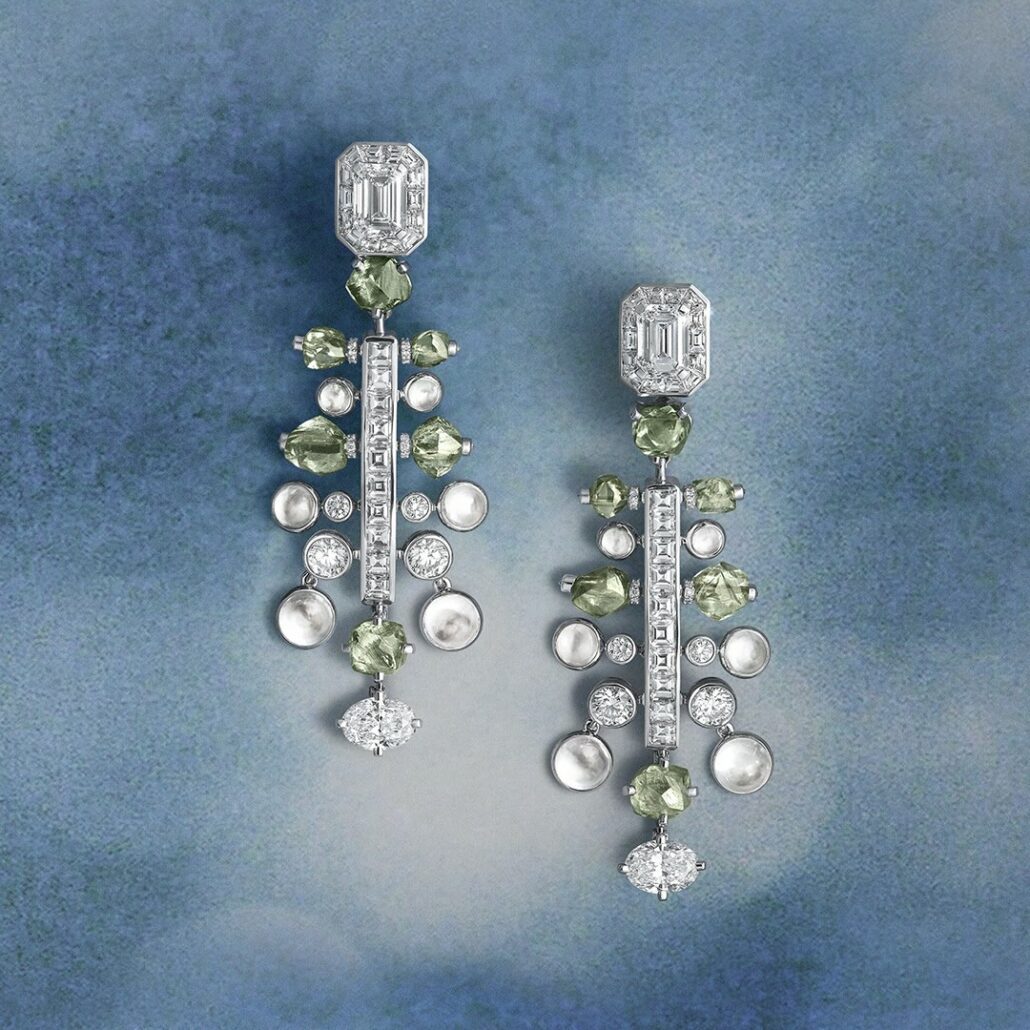 Boucles d’oreilles transformables Undulation Boucles d’oreilles transformables Undulation en or blanc serties de deux diamants taille émeraude G VS1 de diamants bruts verts et de diamants taille step cut carré, baguette, brillant et cabochon. Collection Vibrations by De Beers London.
