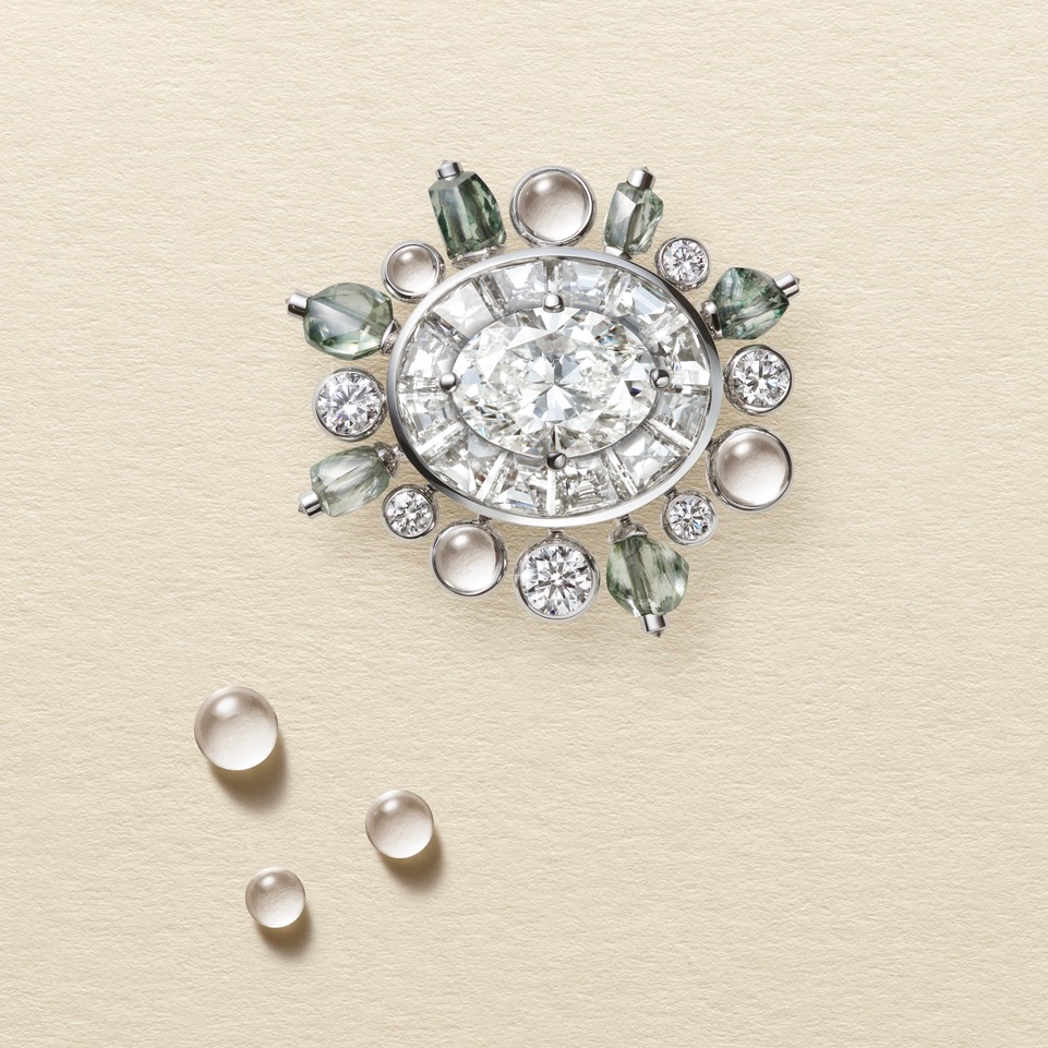 Bague cocktail Undulationen or blanc 18 carats, sertie d’un diamant ovaleG VS1 de 3,08 carats, de diamants bruts verts et dediamants taille baguette, brillant et cabochon.Collection Vibrations by De Beers London