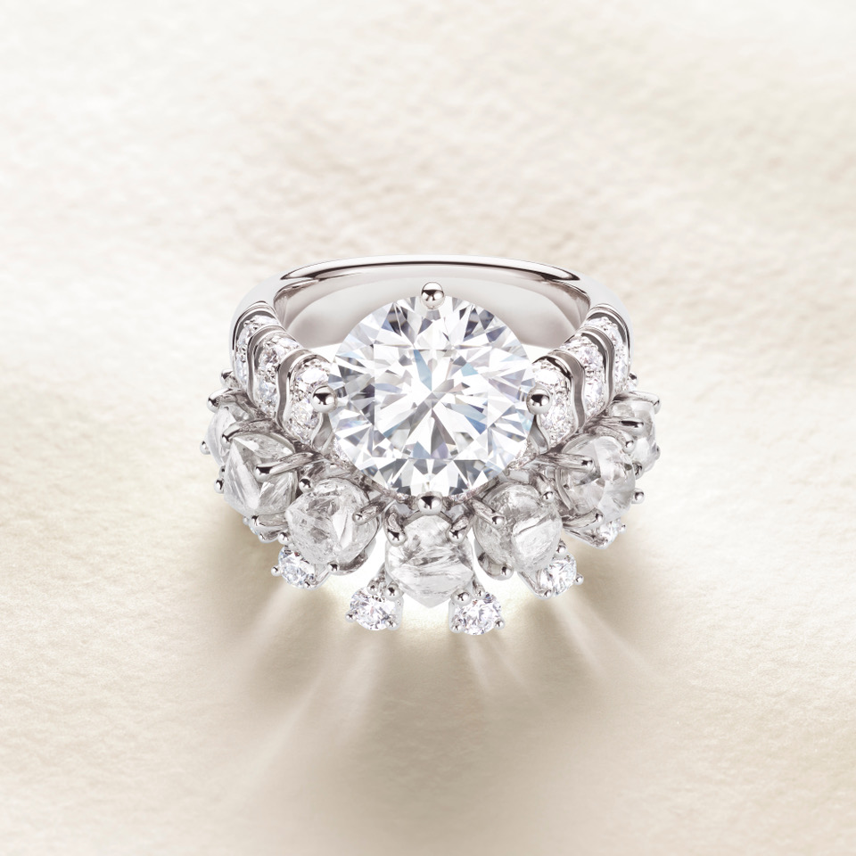 Bague Echo en or blanc sertie d’un diamant taille brillant D FL, de diamants bruts blancs et de diamants taille brillant. Collection Vibrations by De Beers London.