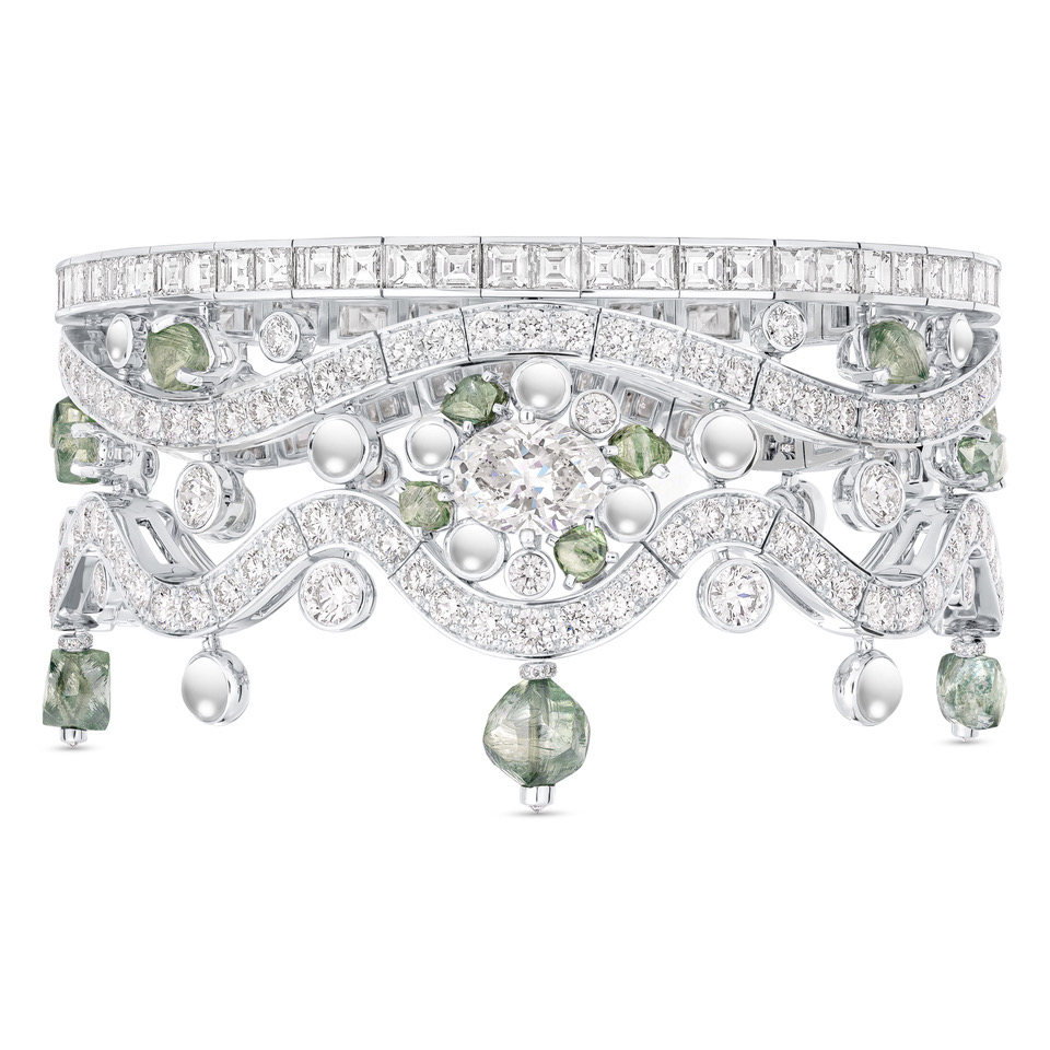 Bracelet Undulation en or blanc serti d’un diamant ovale G VS1 de 2,08 carats, de rares diamants bruts verts et de diamants taille step cut carré, baguette, brillant et cabochon. Collection Vibrations by De Beers London