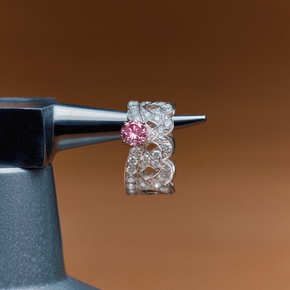 Bague Shimmer en or blanc et rose sertie d’un diamant Fancy Intense Purplish Pink SI2 taille brillant , ainsi que de diamants taille brillant. Collection Vibrations by De Beers London.