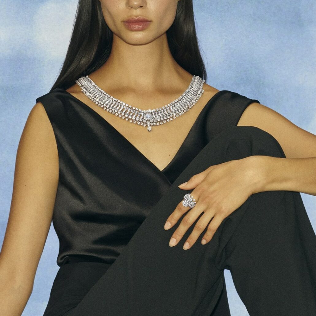 Collier transformable Echo en or blanc 18 carats, serti d’un diamant Fancy Intense Blue SI1 taille coussin de 1,12 carat, de diamants bruts blancs et de diamants taille brillant et baguette. Collection Vibrations by De Beers London.